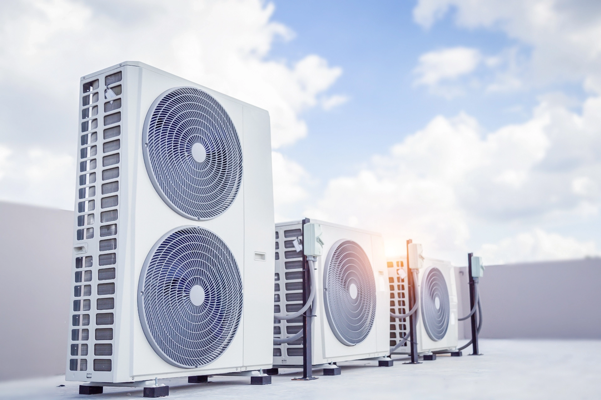 Installation professionnel de climatiseur sur un toit